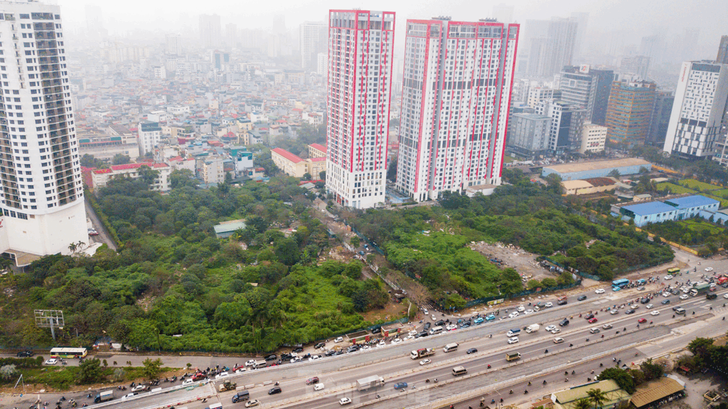 Khu đất thực hiện dự án có diện tích hơn 2,5 ha, nằm ngay điểm giao giữa ba trục huyết mạch Phạm Hùng – Xuân Thủy – Trần Quốc Vượng