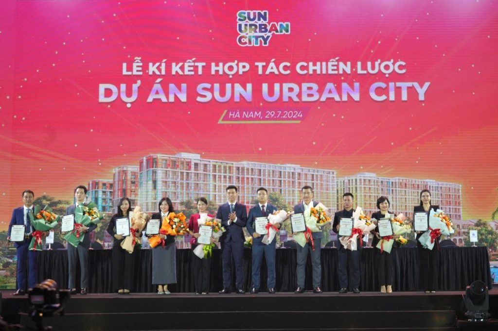 Ông Đặng Quốc Việt, Tổng giám đốc SmartRealtors (thứ 4 tính từ bên phải sang) tại sự kiện ký kết hợp tác chiến lược